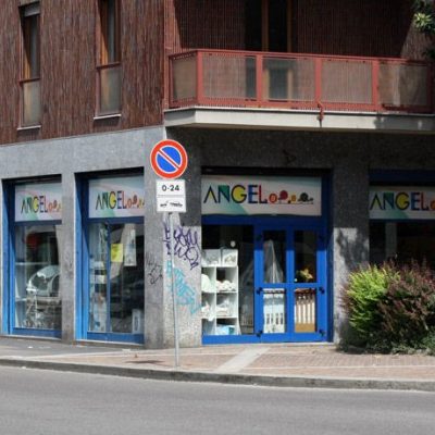 angel-baby-negozio-articoli-infanzia-seggiolini-passeggini-abbigliamento-milano_01