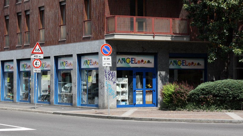 angel-baby-negozio-articoli-infanzia-seggiolini-passeggini-abbigliamento-milano_01