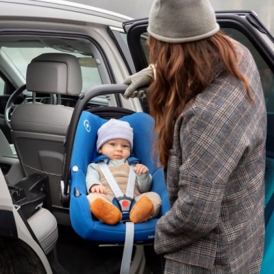 tinca-il-seggiolino-auto-i-size-leggerissimo-di-bebe-confort_beberoyal