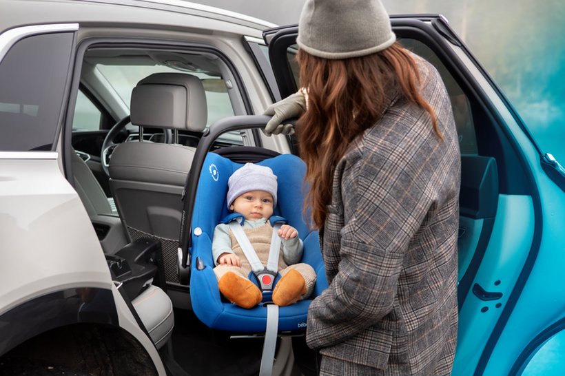 tinca-il-seggiolino-auto-i-size-leggerissimo-di-bebe-confort_beberoyal