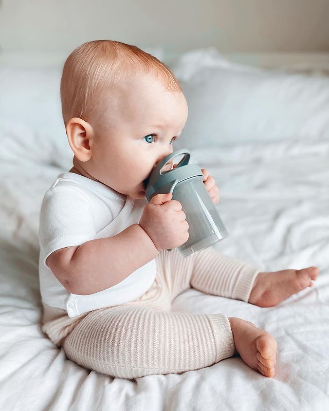 Twistshake, tazza antigoccia con beccuccio per neonati e bambini (da 4  mesi)